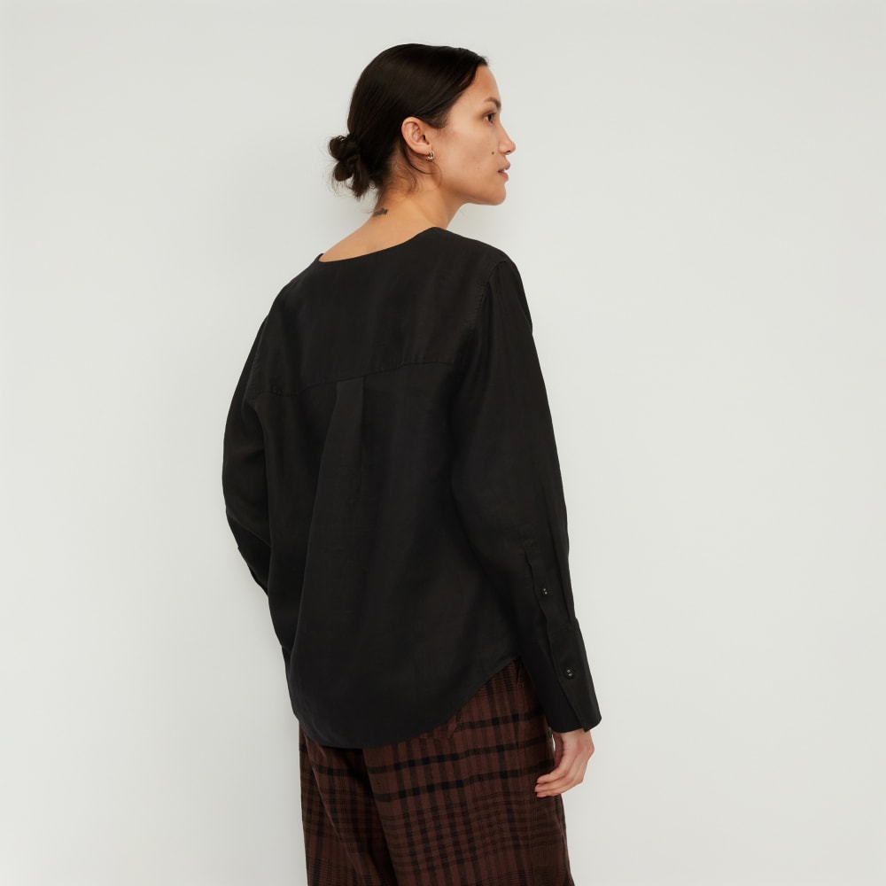 The Linen Popover Shirt in Black — detail view