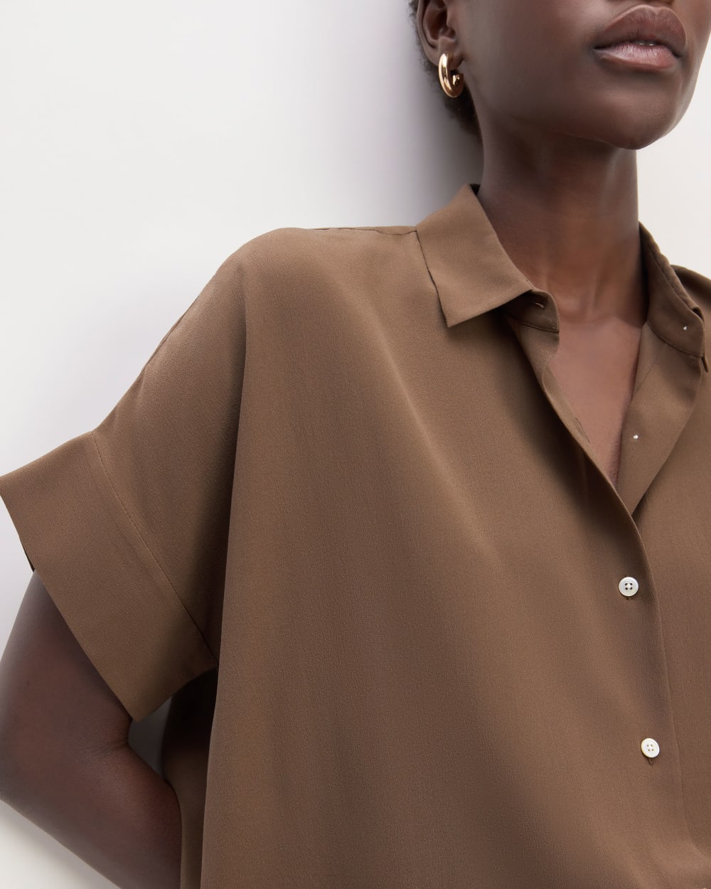 The Boxy Shirt in Washable Silk in Cocoa — detail view