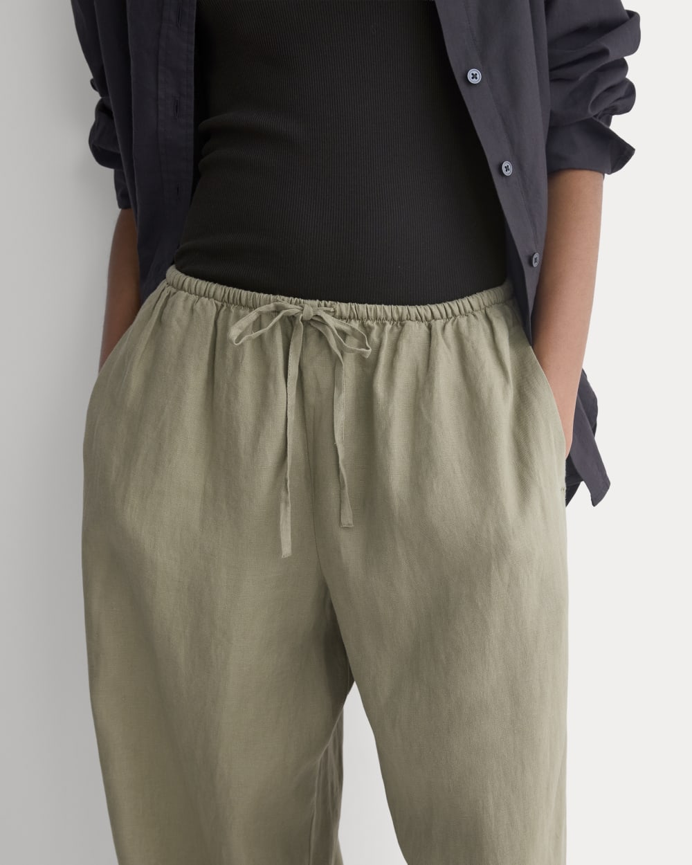 The Drawstring Pant in Linen in Overland — detail view