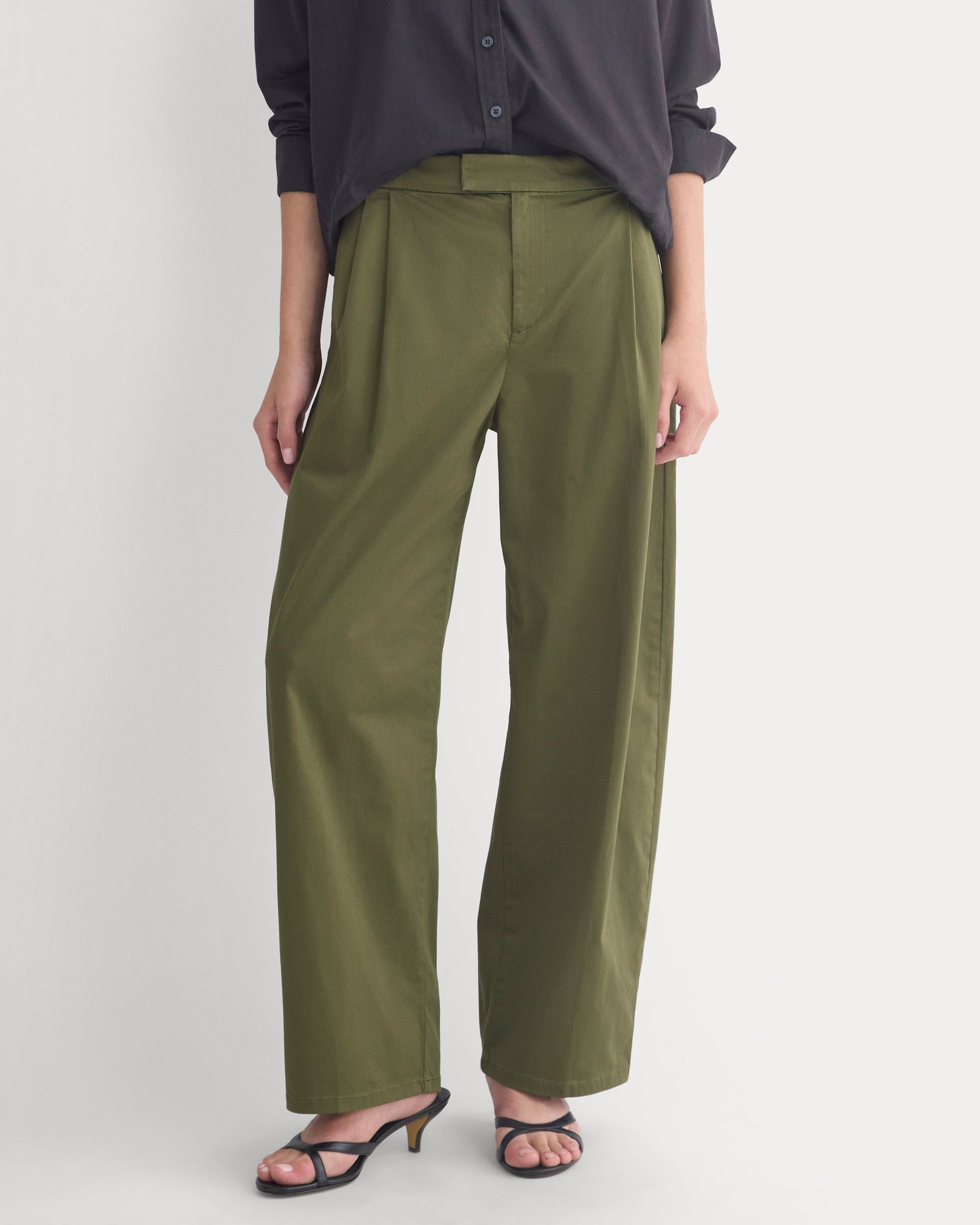 Barrel-Leg Pant in Organic Cotton Sateen in Olive Night — detail view