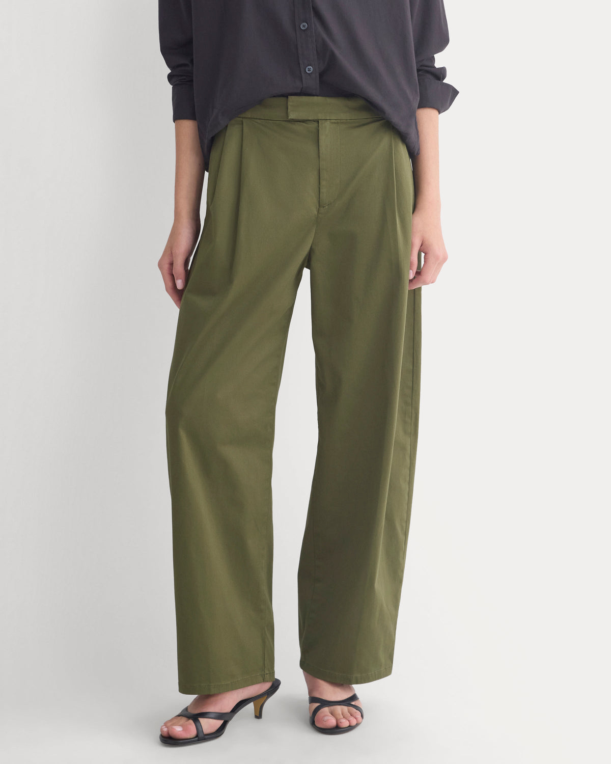 Barrel-Leg Pant in Organic Cotton Sateen in Olive Night — detail view