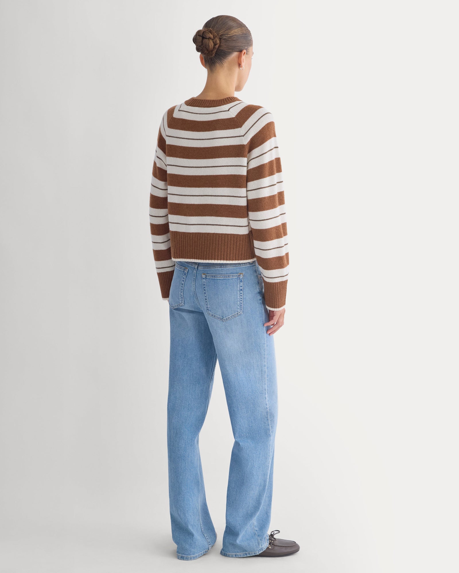 The Boxy Crew in Cashmere in Heather Amber Brown — detail view