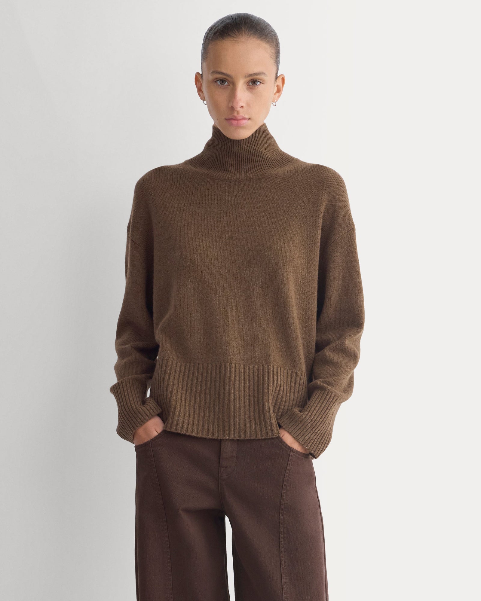 The Boxy Turtleneck in Cashmere in Cocoa — detail view