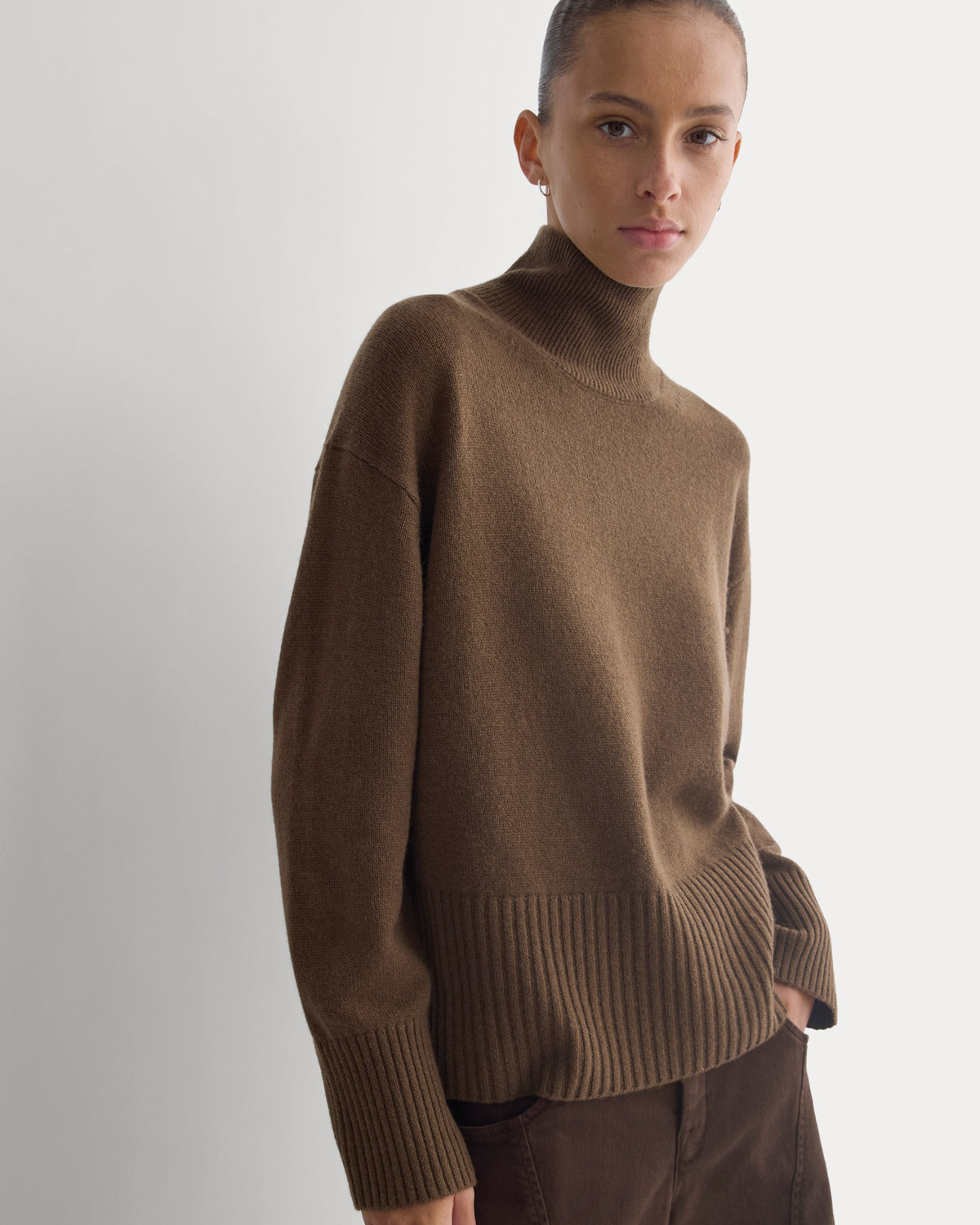 The Boxy Turtleneck in Cashmere in Cocoa — front view