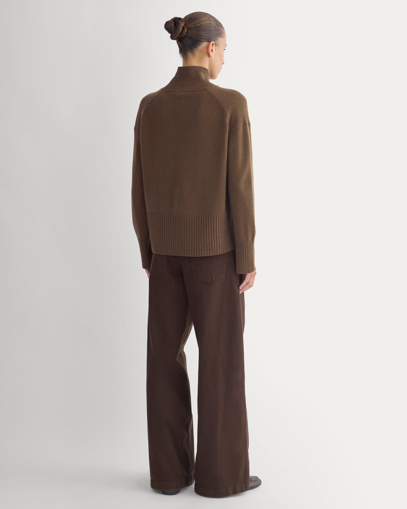 The Boxy Turtleneck in Cashmere in Cocoa — detail view