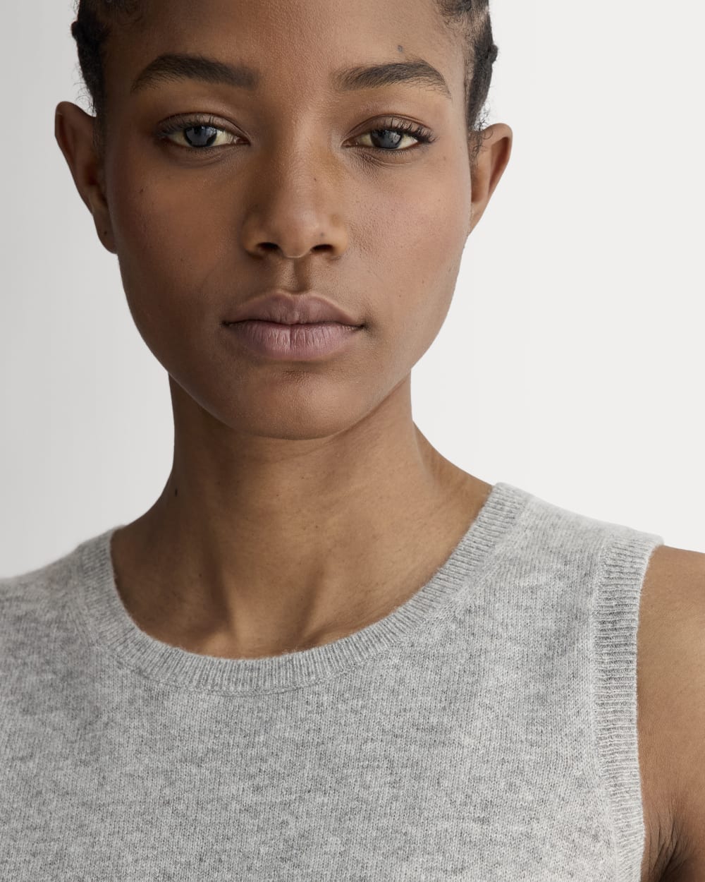 The Classic Tank in Cashmere in Light Heather Grey — detail view