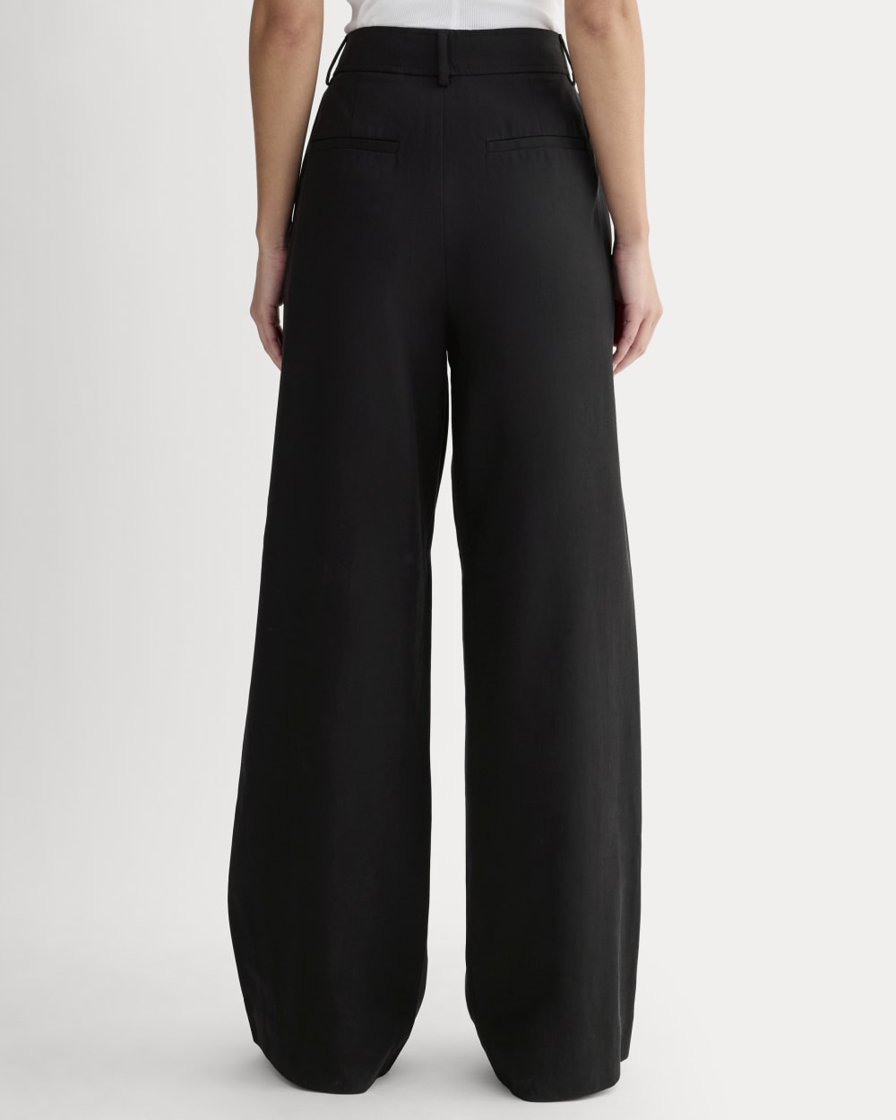 The Draper Pleated Pant in Buttersmooth in Black — detail view