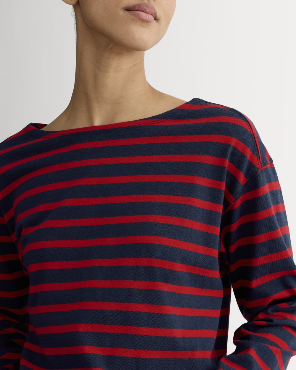 The Mariner Tee in Navy / Classic Red — detail view