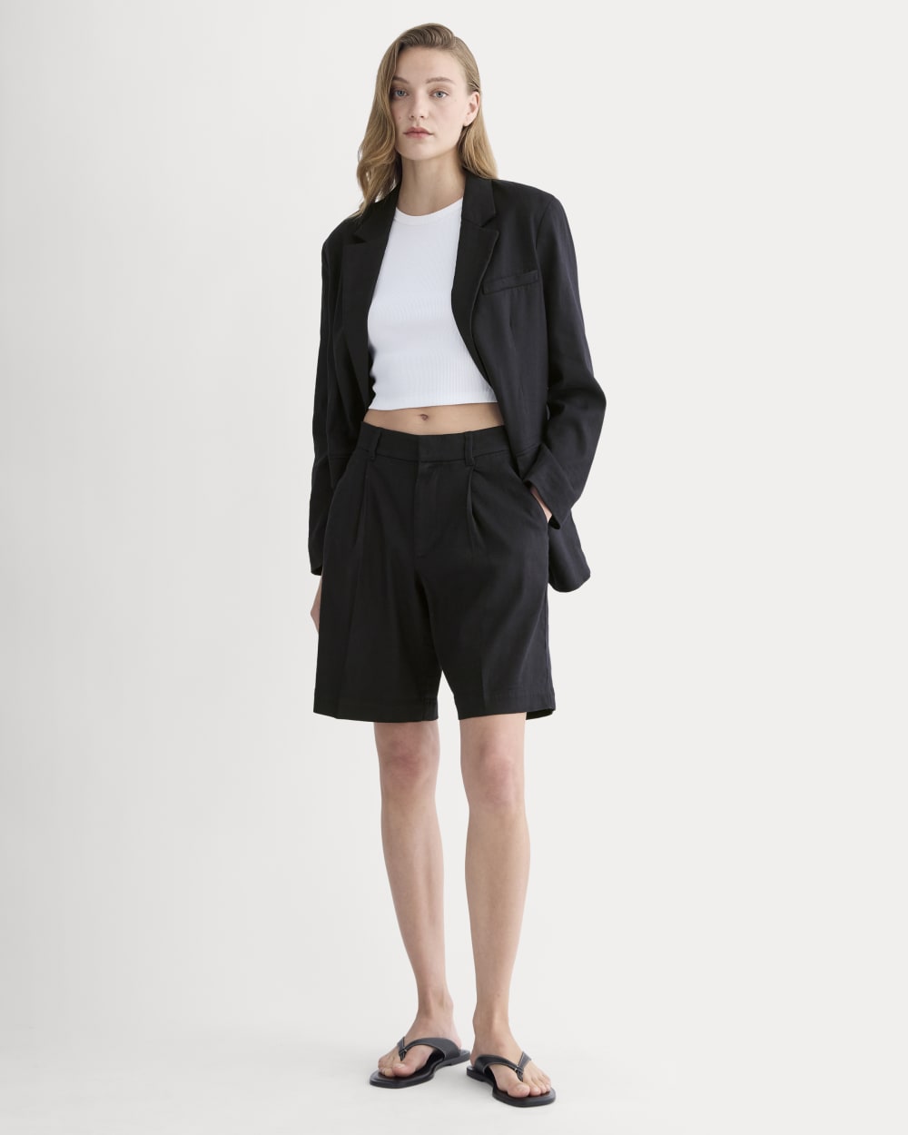 The Pleated Short in Stretch Linen in Black — front view