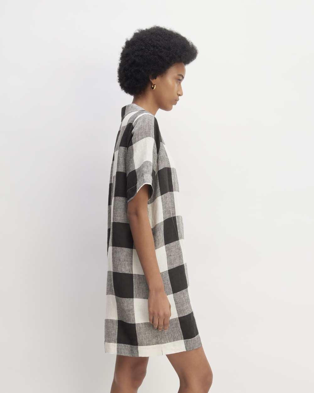 The Shirtdress in Linen in Bone / Black Check — detail view