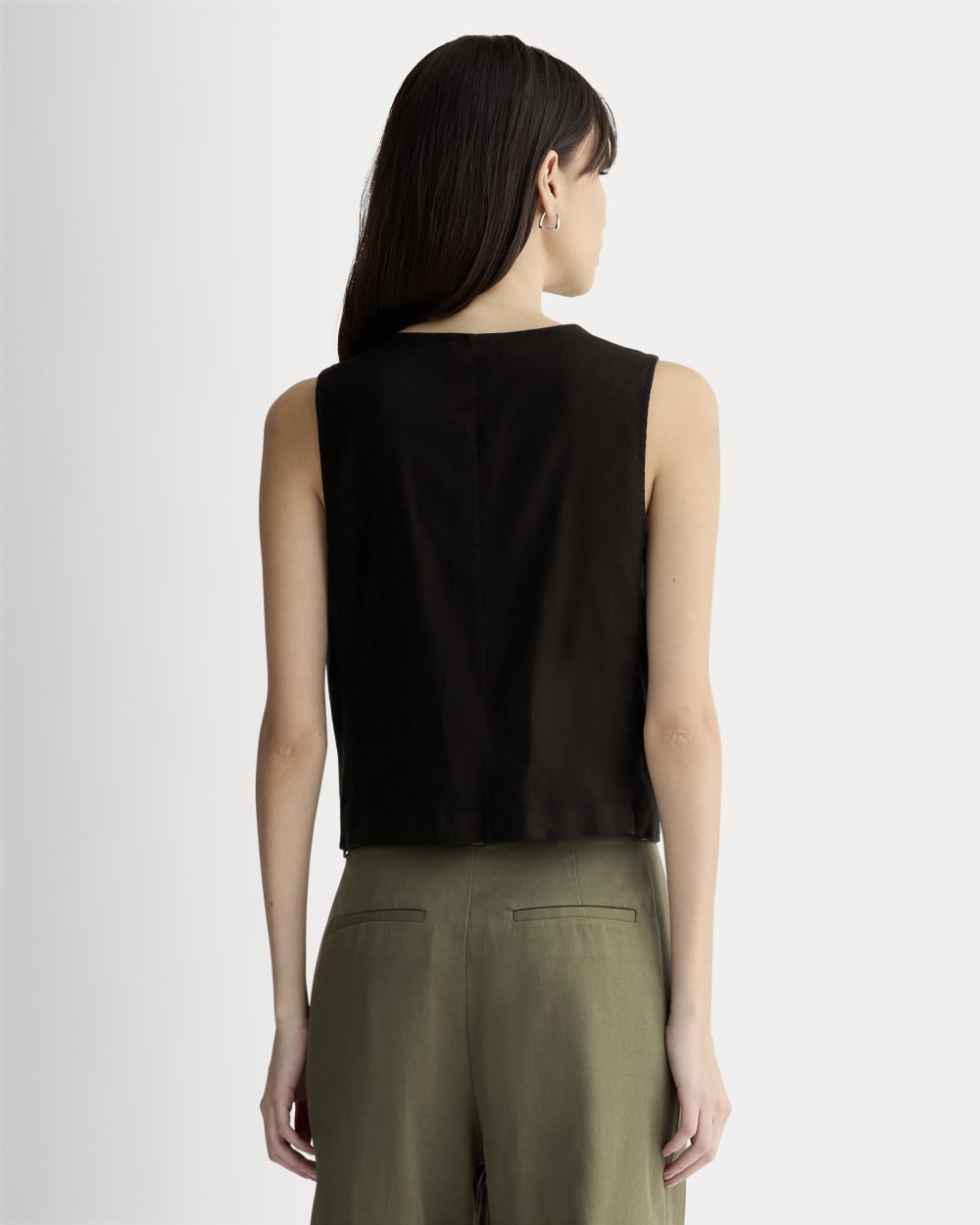 The Vest in Stretch Linen in Black — detail view