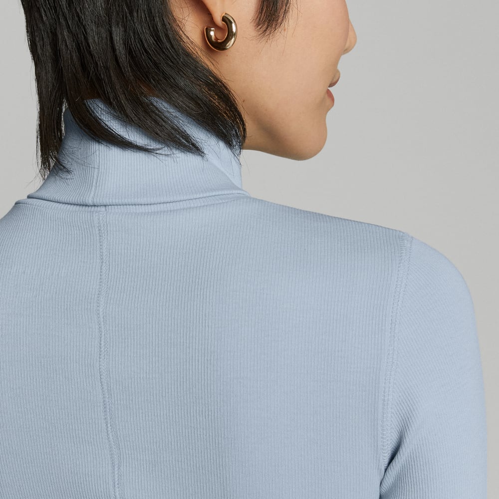 The Luxe Micro-Rib Turtleneck in Mist — detail view