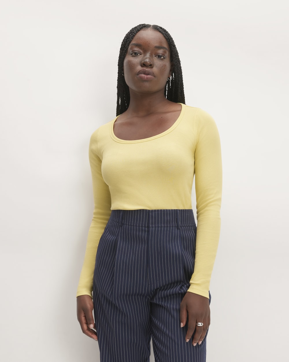 The Luxe Rib Long-Sleeve Scoop-Neck Tee in Raffia — front view