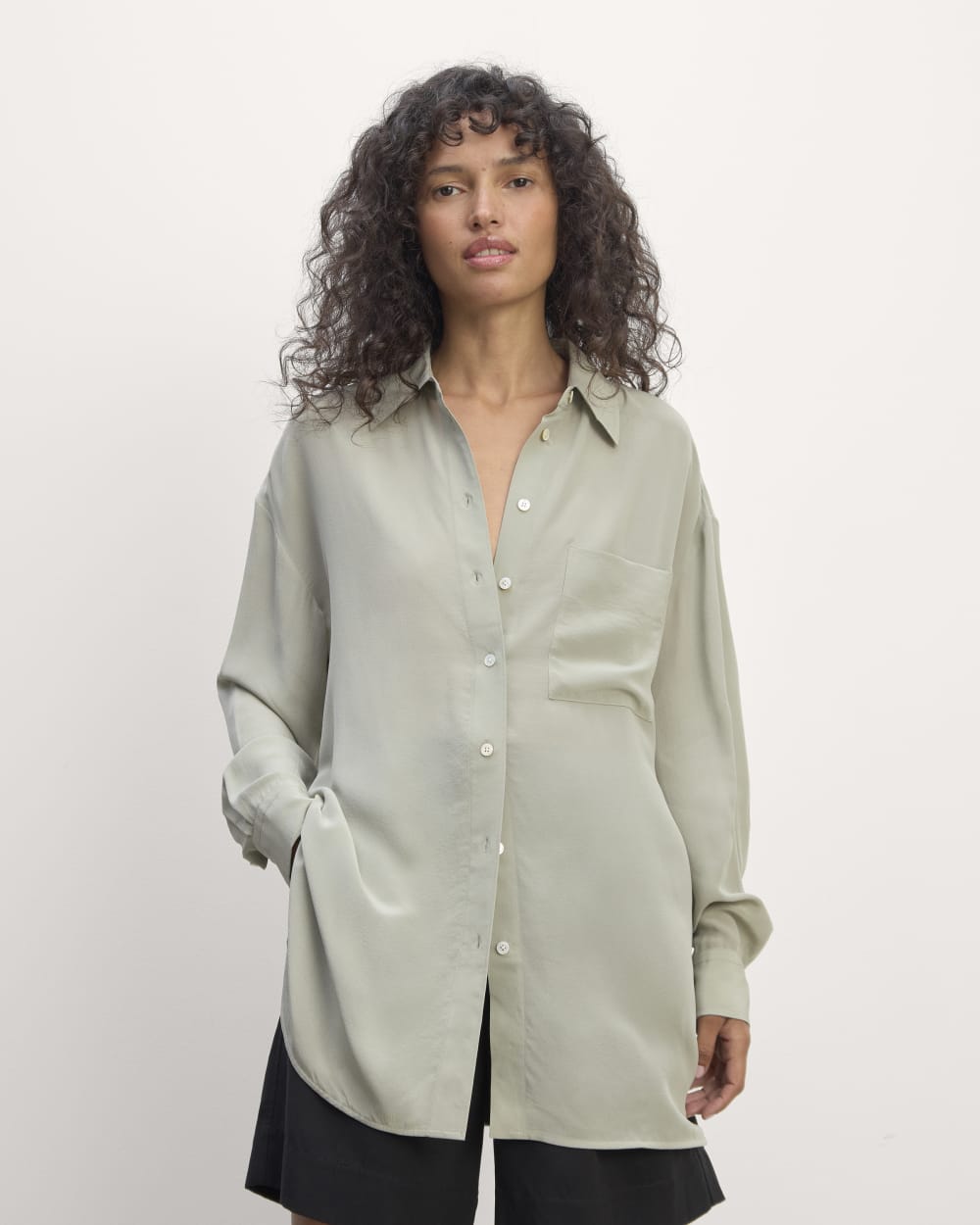 The Boyfriend Shirt in Washable Silk in Seagrass — front view