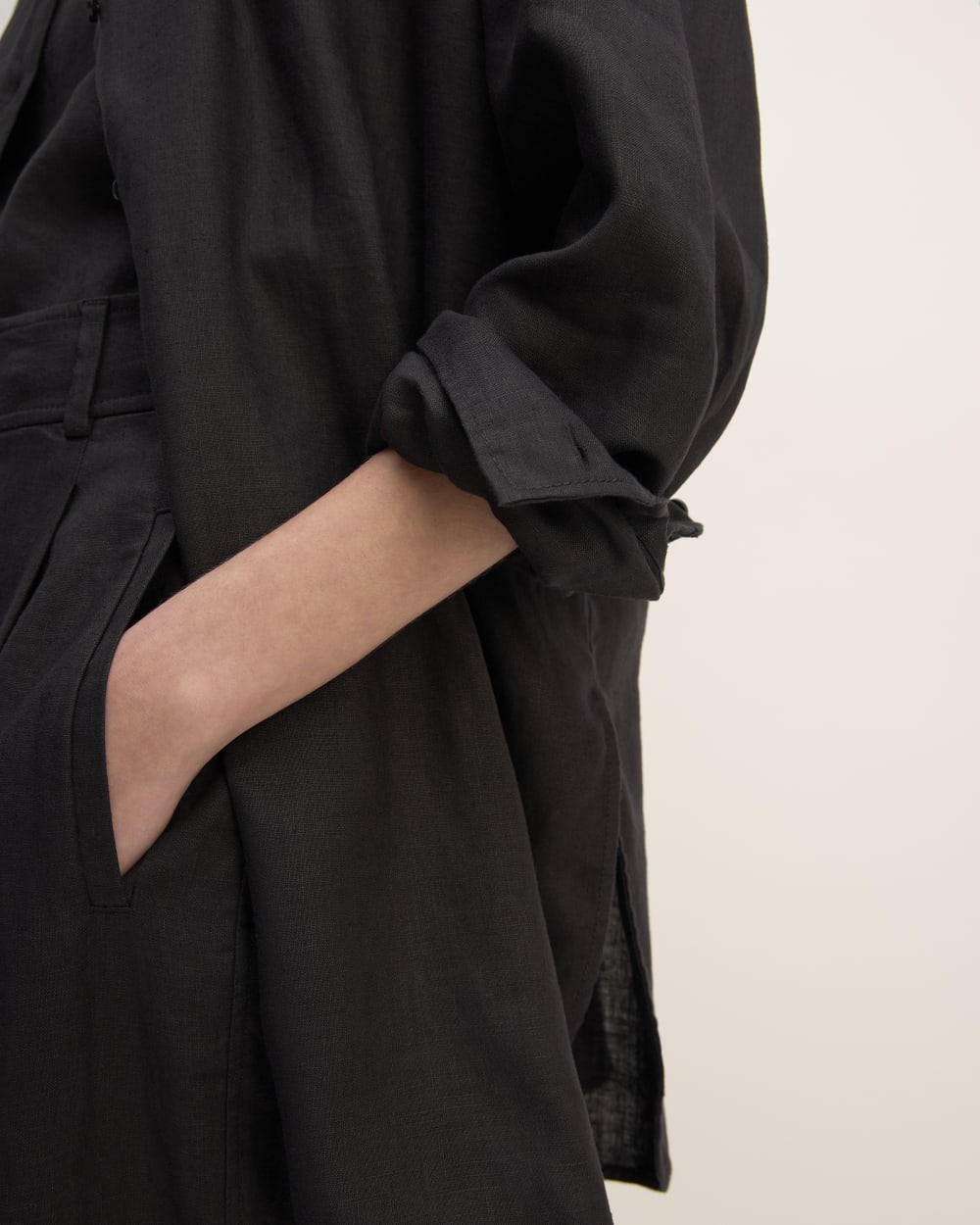 The Boyfriend Shirt in Linen in Black — detail view
