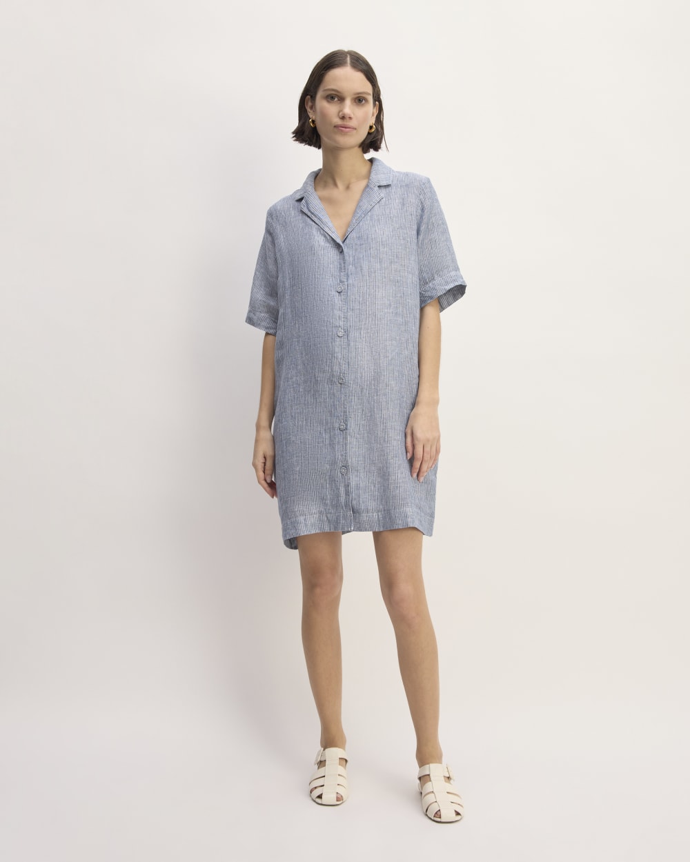 The Shirtdress in Linen in White / Blue — front view