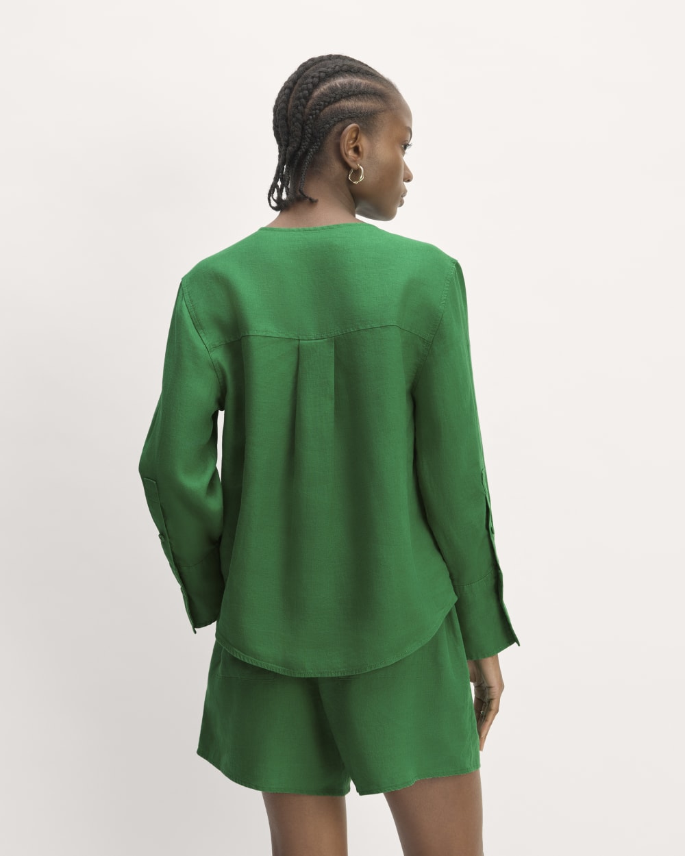 The Popover Shirt in Linen in Grass Green — detail view