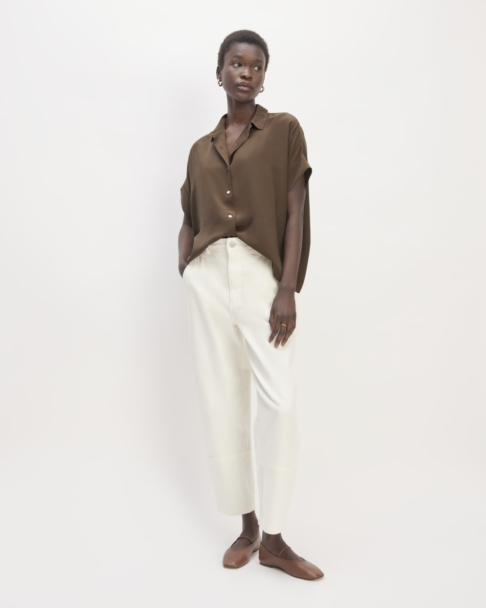 The Boxy Shirt in Washable Silk in Cocoa — detail view