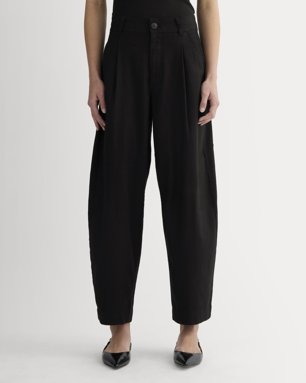 The Everywhere Pant in Stretch Linen in Black — detail view