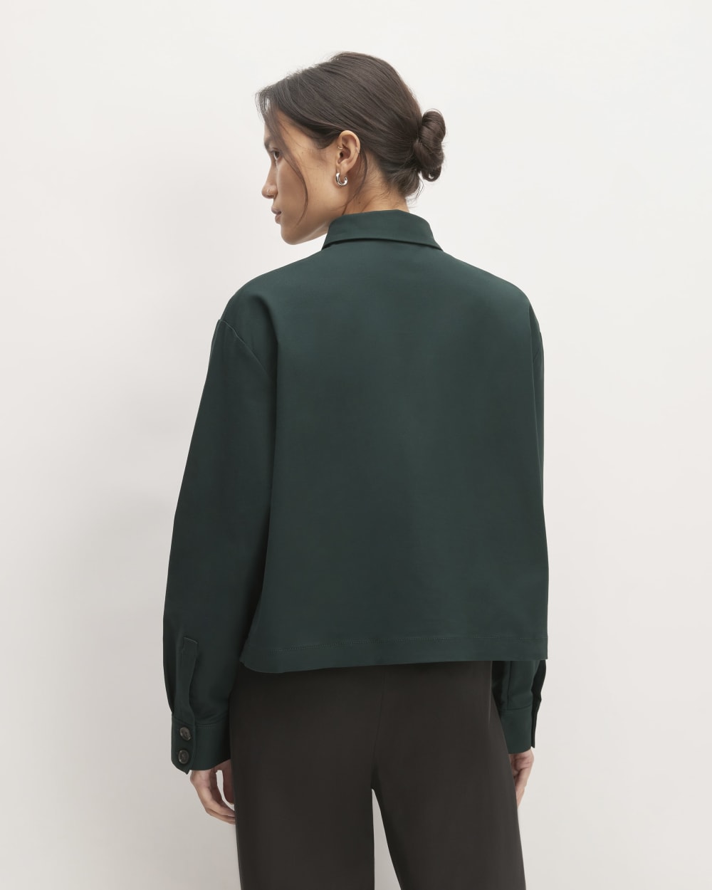 The Structured Cotton Cropped Shirt in Scarab — detail view