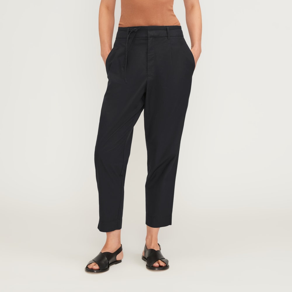 The Poplin Pleated Taper Pant in Black — front view