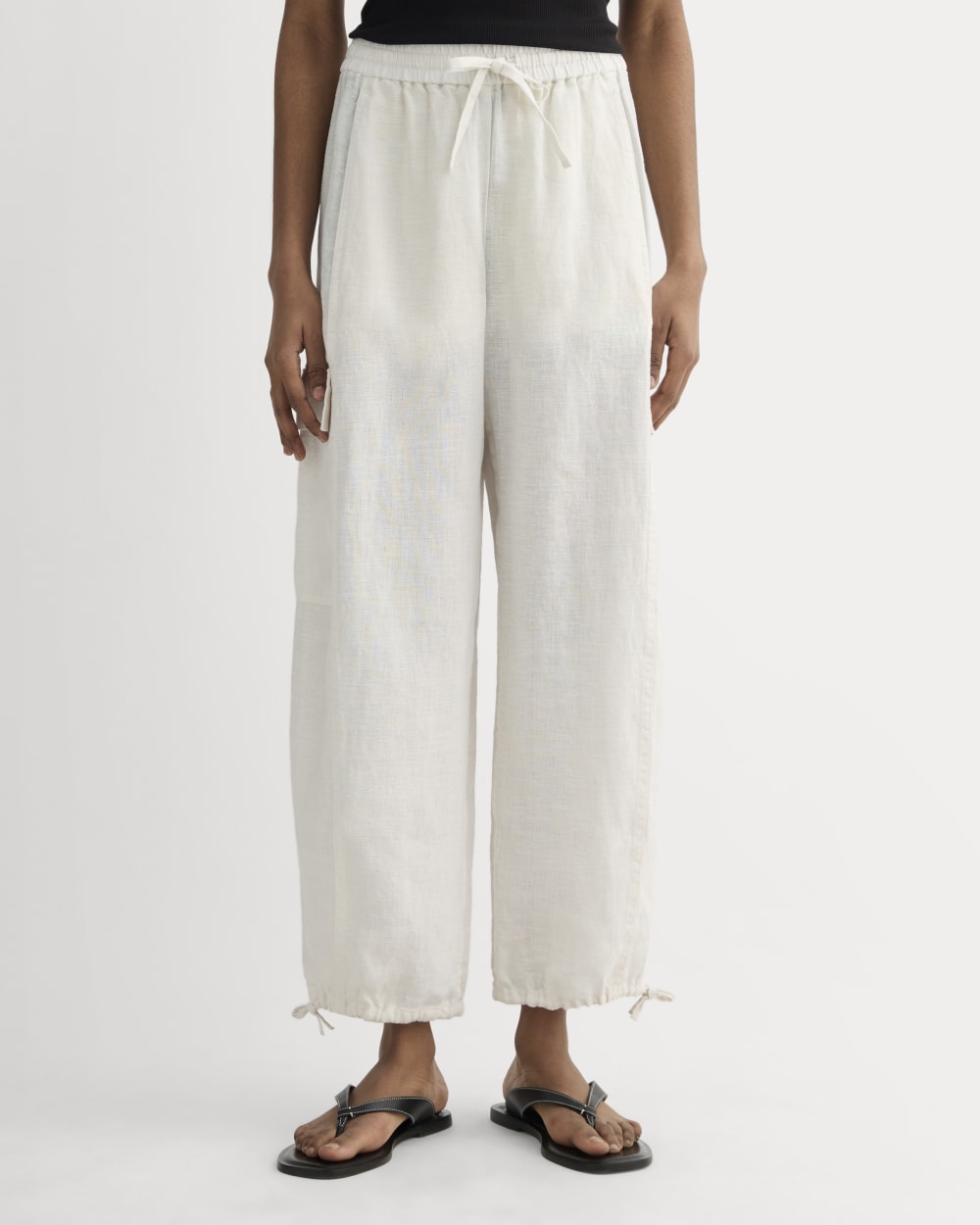The Cargo Curve Pant in Linen in Natural Chambray — detail view
