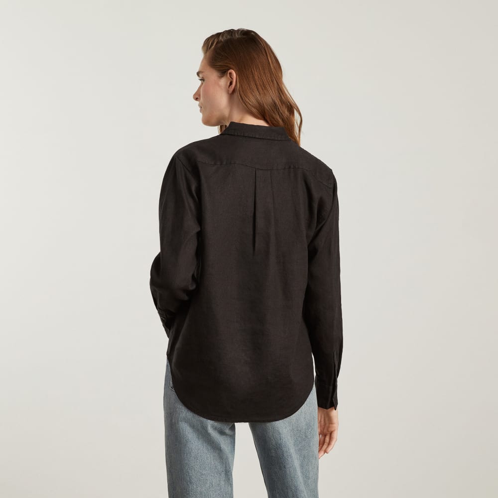 The Must-Have Shirt in Linen in Black — detail view