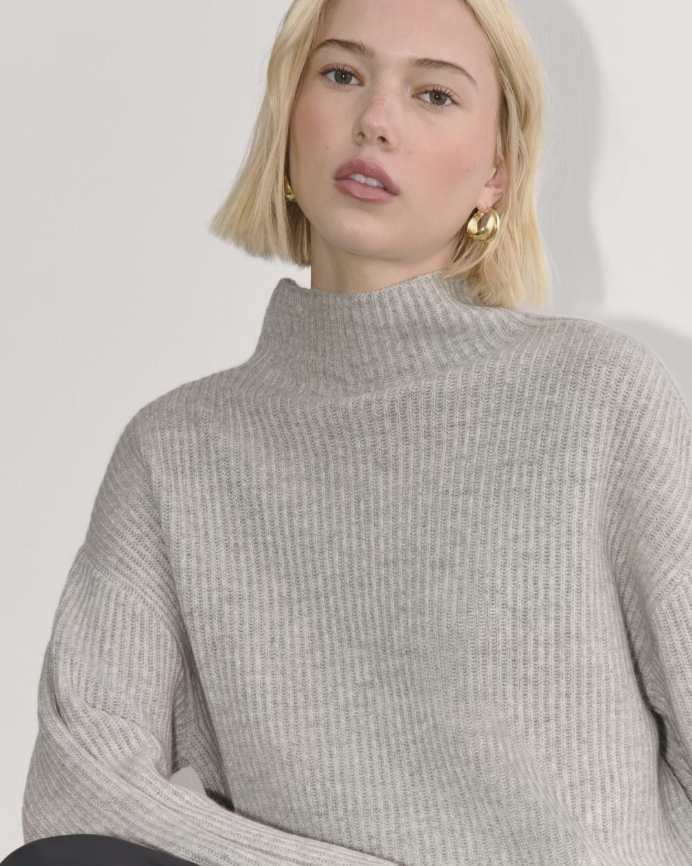 The Fisherman Turtleneck in Wool Cashmere in Light Heather Grey — detail view