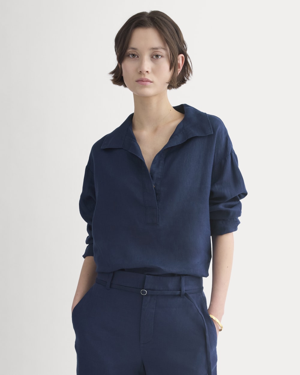 Popover Shirt in Linen in Navy — front view
