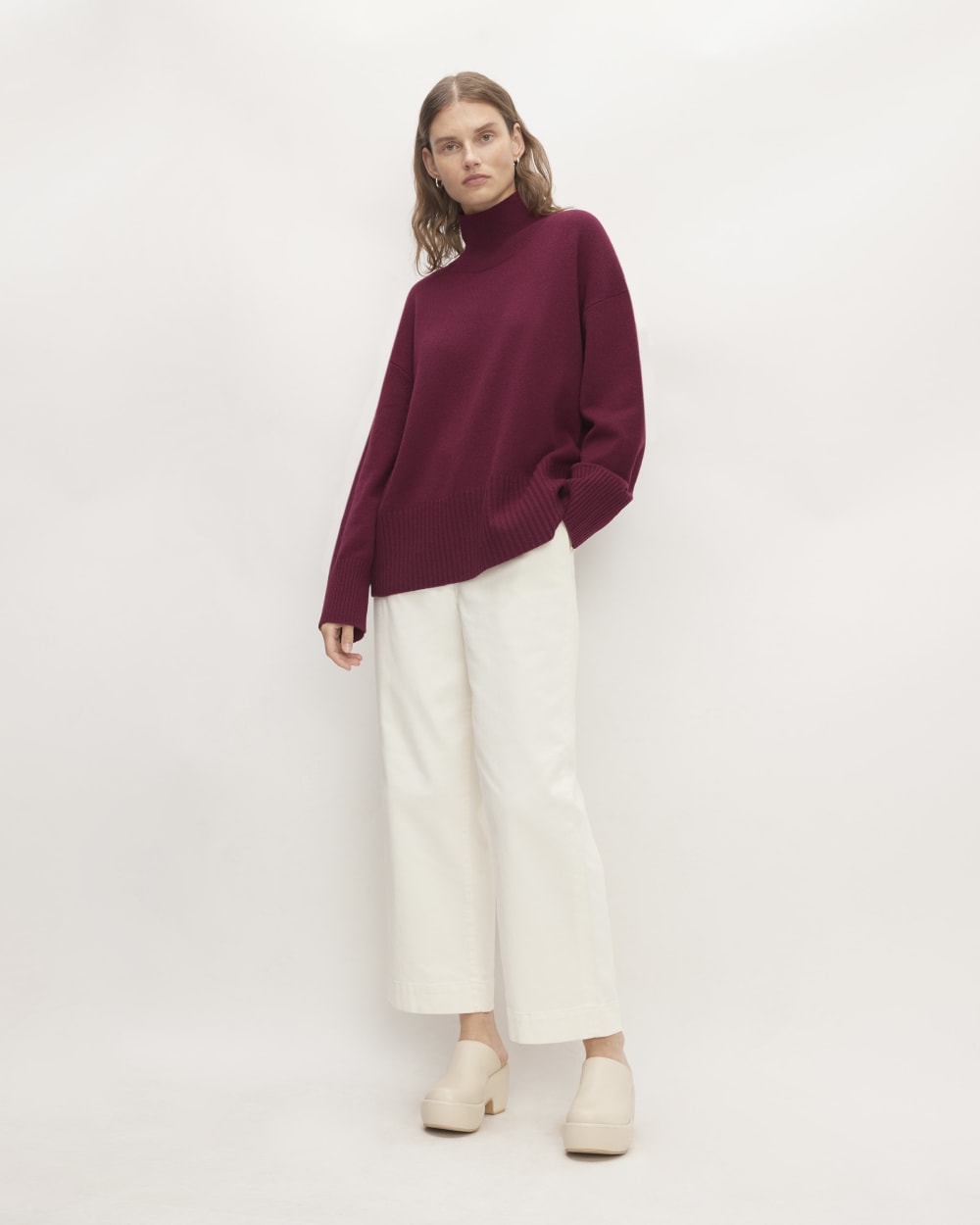 The Cashmere Oversized Turtleneck in Brandy — detail view