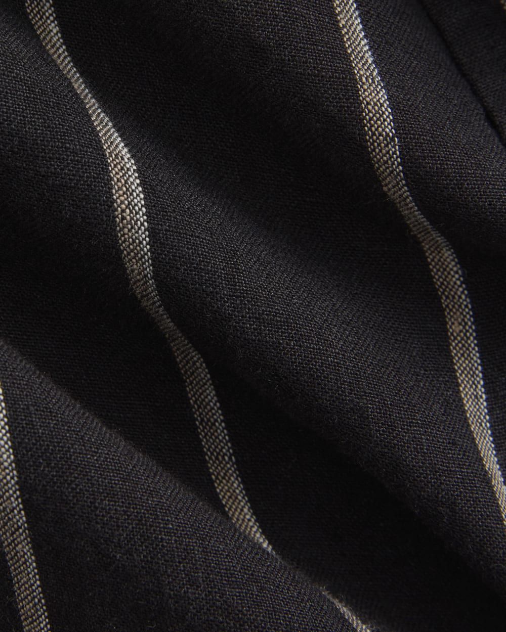 The Must-Have Shirt in Linen in Black — detail view