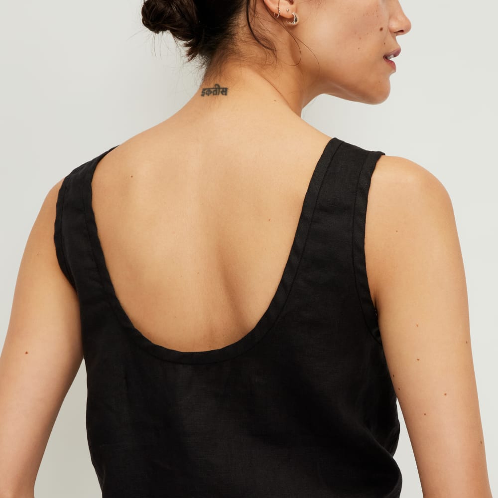 The Scoop Tank in Linen in Black — detail view