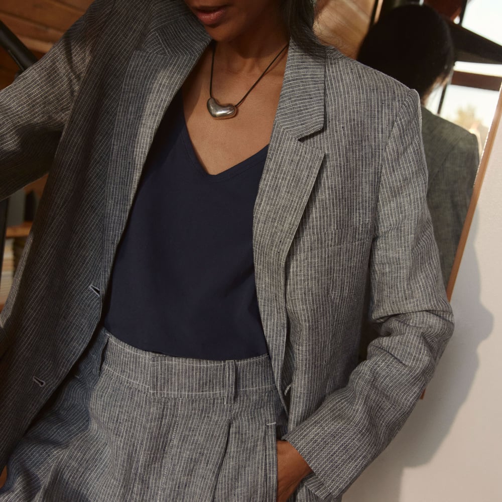The Oversized Blazer in Linen in Canvas Tan / Navy — detail view