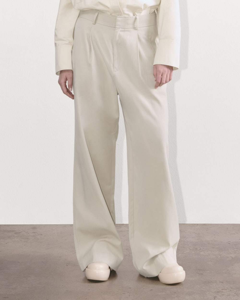 The Draper Pleated Pant in Buttersmooth in Sandstone — detail view