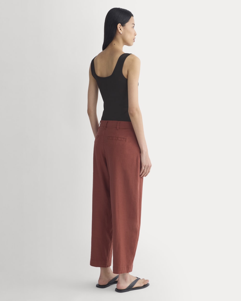 The Everywhere Pant in Stretch Linen in Henna Red — detail view