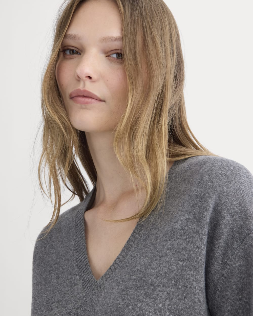 The Classic V in Cashmere in Heather Charcoal — detail view