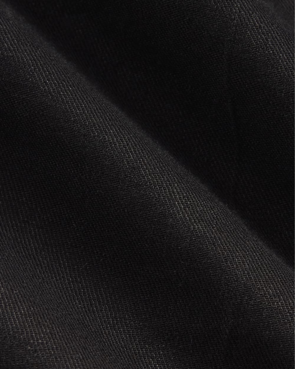 The Pleated Short in Stretch Linen in Black — detail view