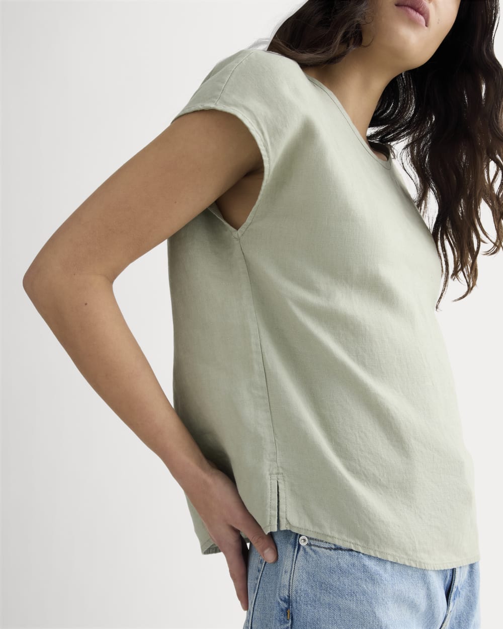 The Muscle Top in Linen in Seagrass — detail view
