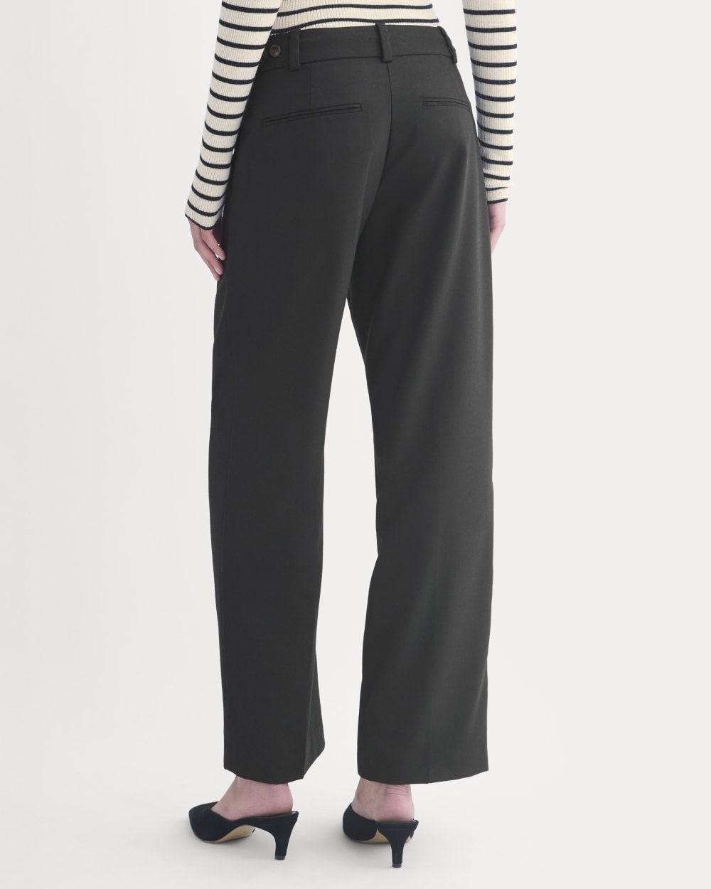 Straight-Leg Trouser in Tailor Twill in Black — detail view