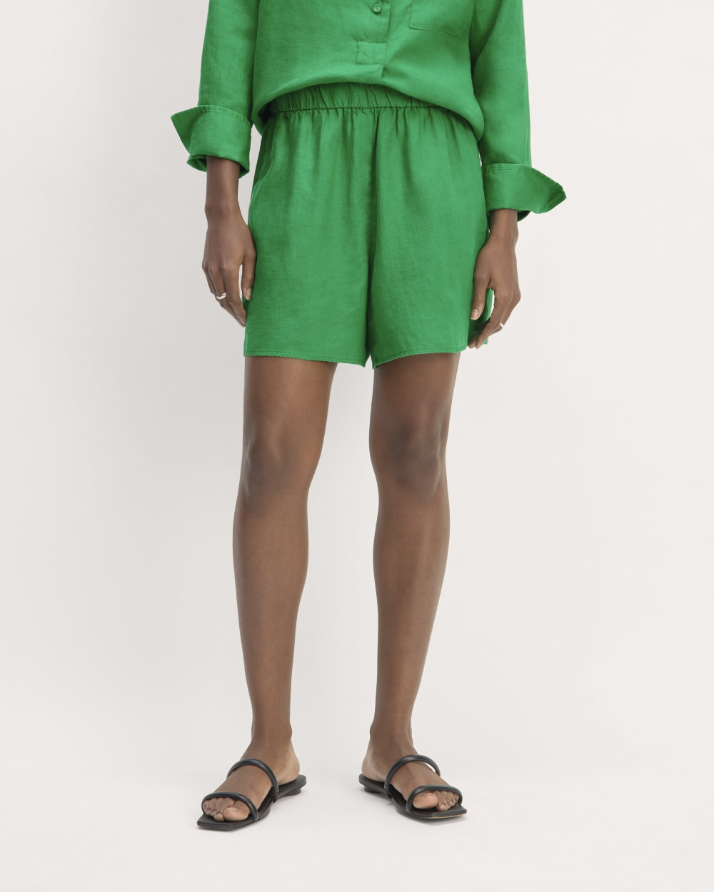 The Linen Easy Short in Grass Green — detail view