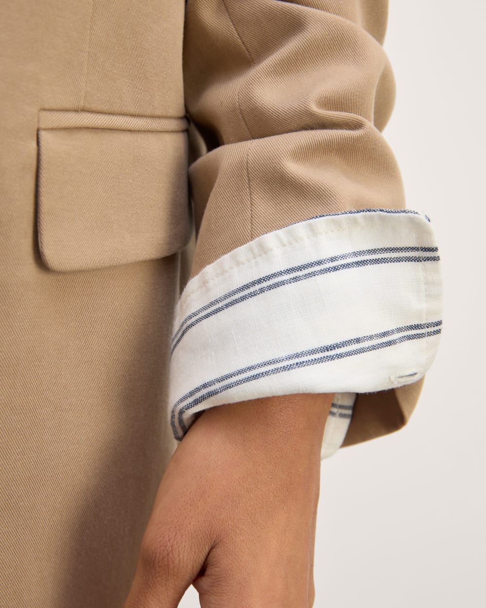 The Henley Shirt in Linen in Bone/Navy — detail view