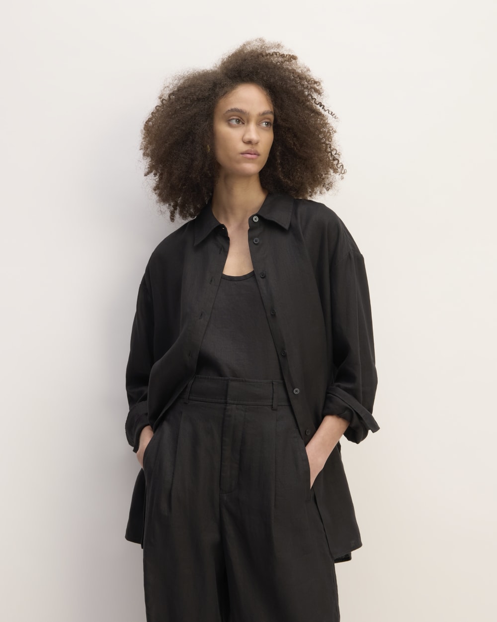 The Boyfriend Shirt in Linen in Black — front view