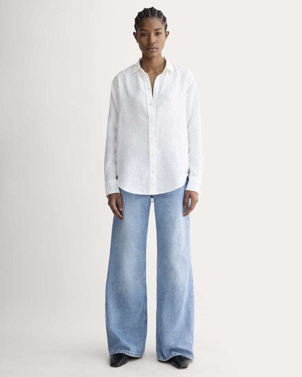 The Must-Have Shirt in Linen in White — detail view