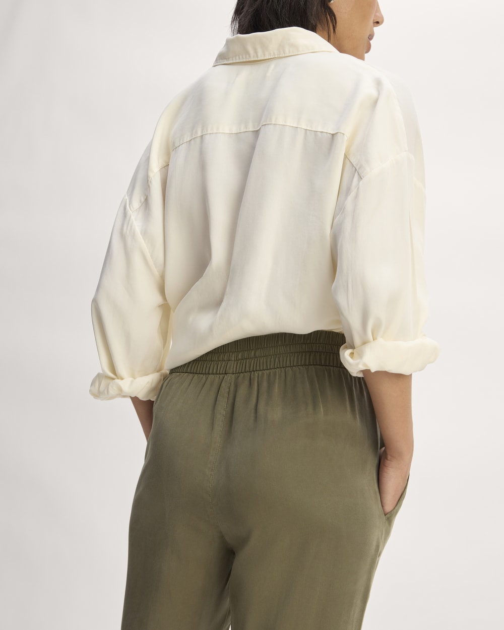 The Tapered Pant in Butterlite in Kalamata — detail view