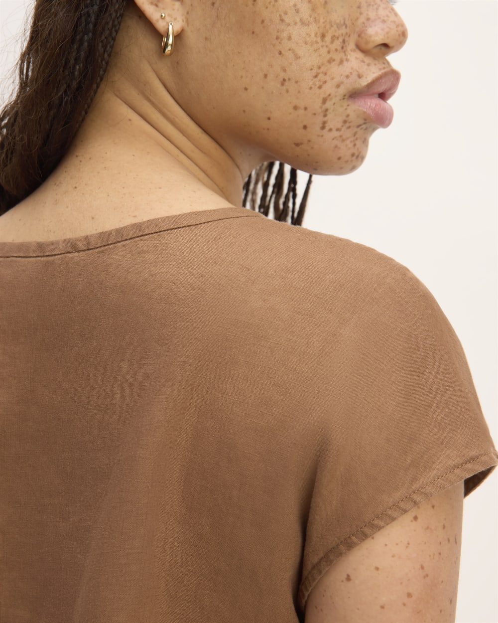 The Muscle Top in Linen in Carob Brown — detail view