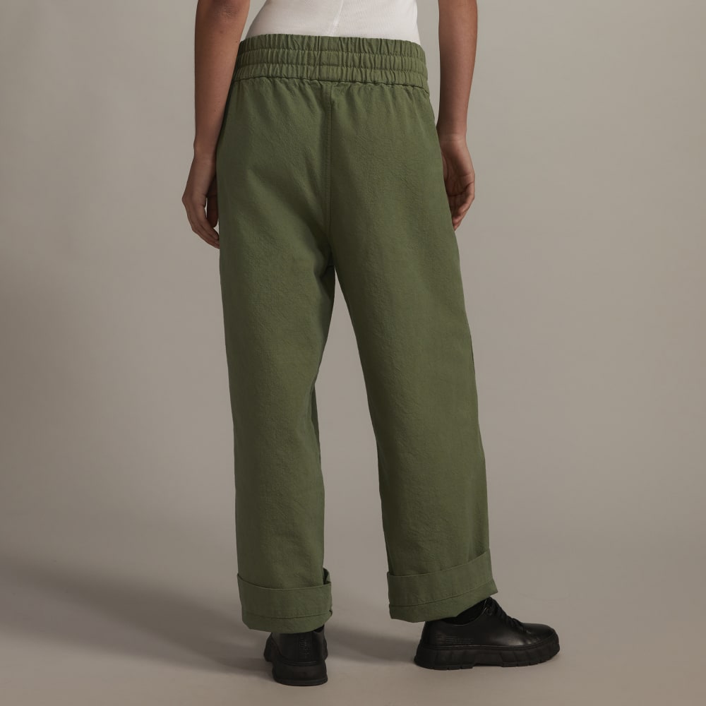 The Canvas Organic Cotton Pull-On Pant in Forest Green — detail view