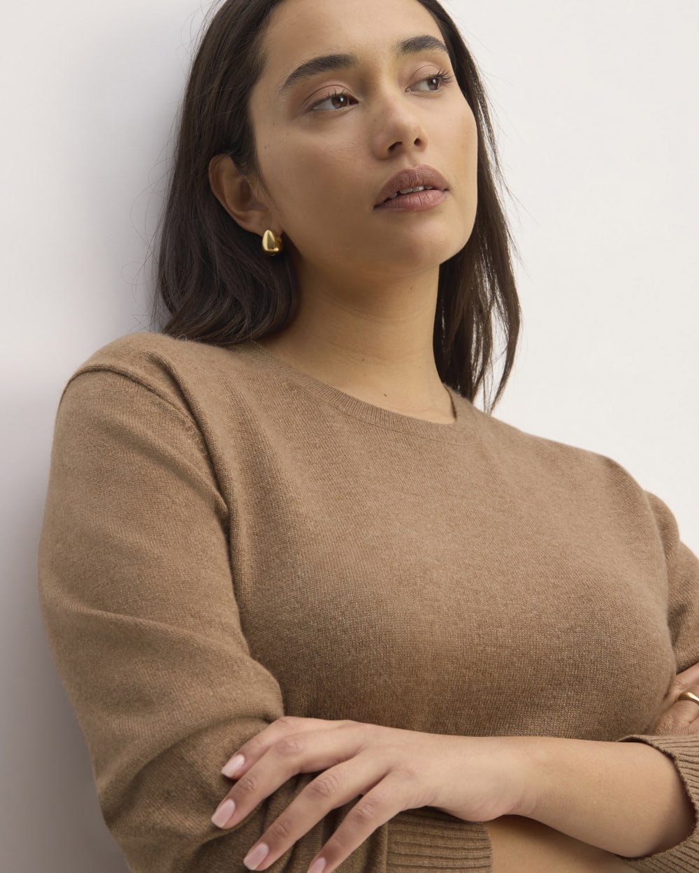 The Classic Crew in Cashmere in Heathered Brown — detail view