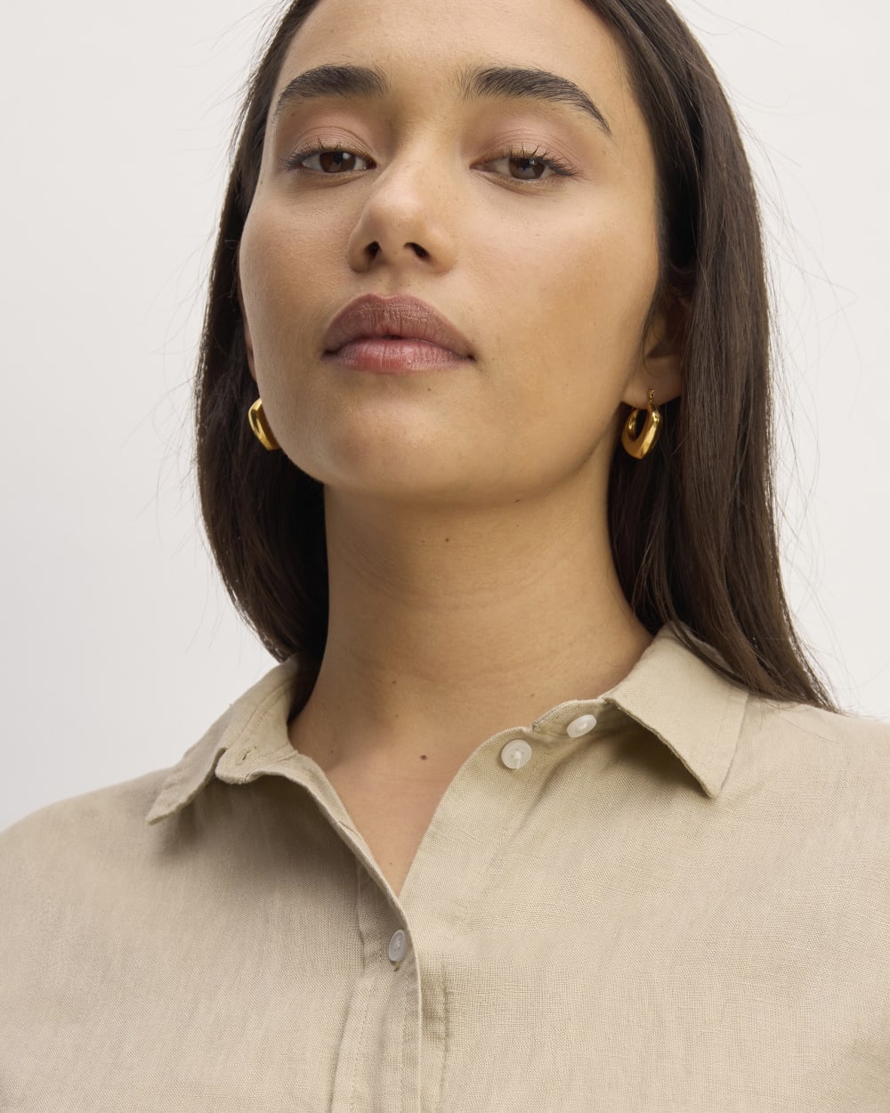 The Must-Have Shirt in Linen in Trench Coat Khaki — detail view