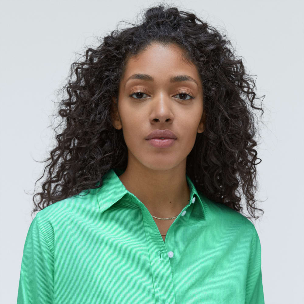 The Must-Have Shirt in Silky Cotton in Bright Jade / White — detail view