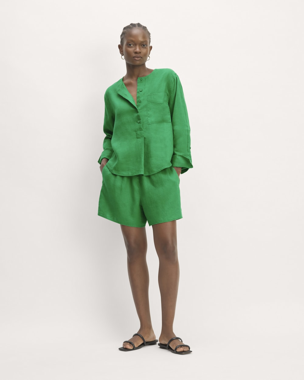 The Linen Easy Short in Grass Green — front view